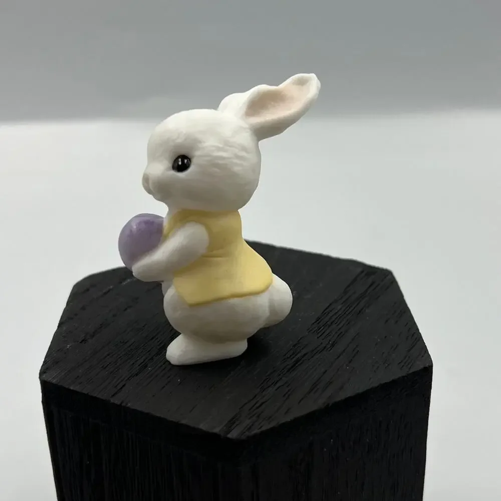 Vintage Hallmark Taiwan Plastic Mini Easter Bunny Rabbit‎ 1984 Figurine